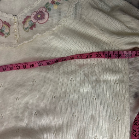 Grandmacore sweater pearls embroidered floral flowers white cream pink gorgeous - Picture 10 of 10
